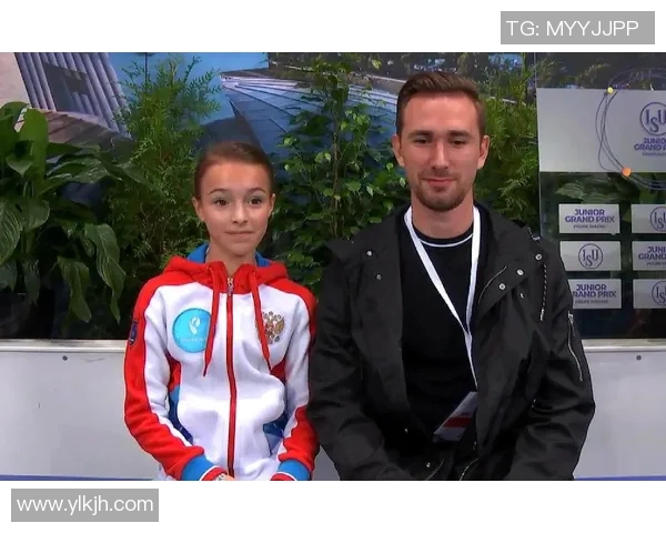 美女与足球明星亲密合影展现运动与魅力的完美结合 美女与足球明星亲密合影展现运动与魅力的完美结合